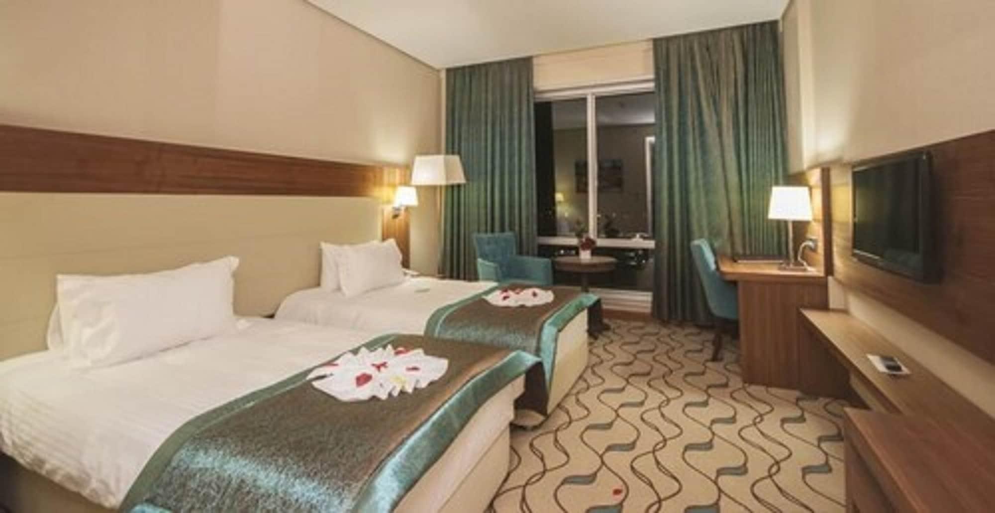 فندق مارغي أديرني المظهر الخارجي الصورة A room at the hotel