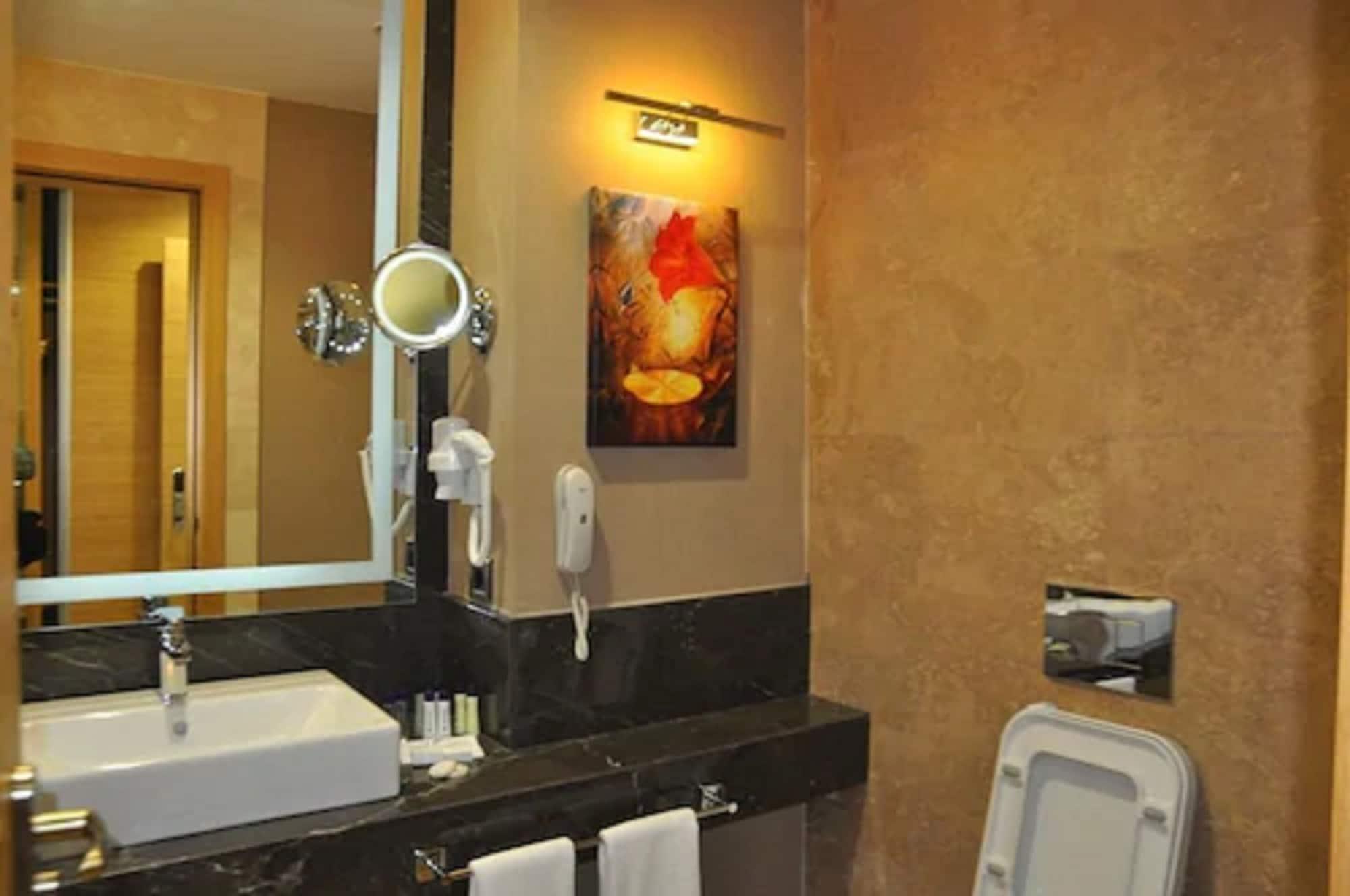 فندق مارغي أديرني المظهر الخارجي الصورة Bathroom