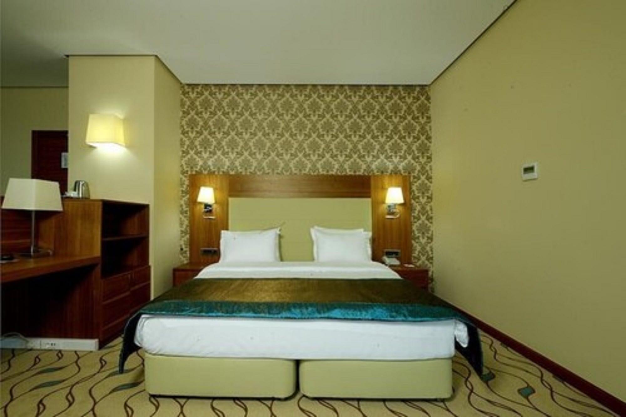 فندق مارغي أديرني المظهر الخارجي الصورة A room at the hotel