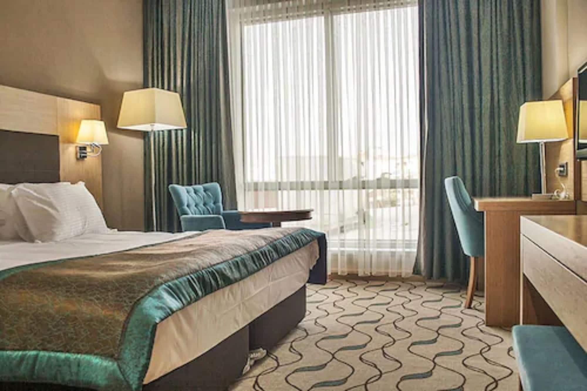 فندق مارغي أديرني المظهر الخارجي الصورة A room at the hotel