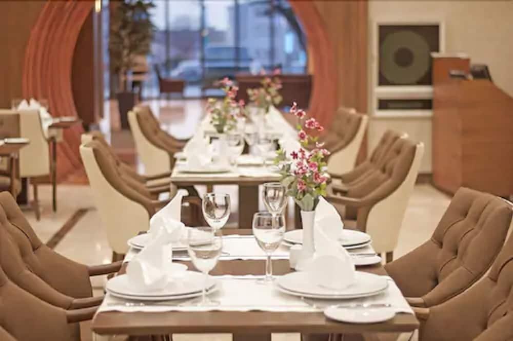 فندق مارغي أديرني المظهر الخارجي الصورة Restaurant