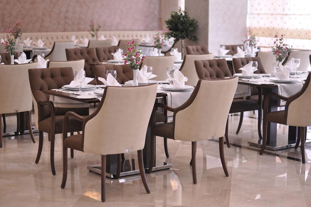 فندق مارغي أديرني المظهر الخارجي الصورة Restaurant