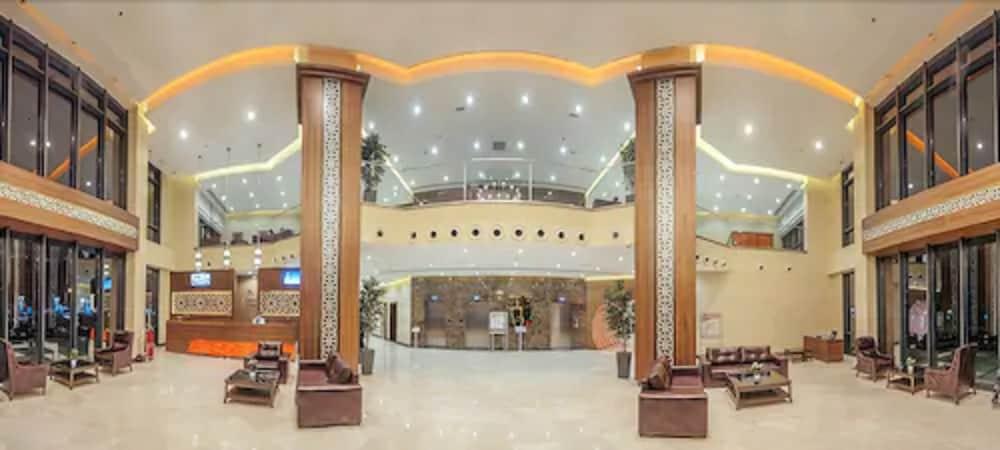 فندق مارغي أديرني المظهر الخارجي الصورة The lobby of the hotel