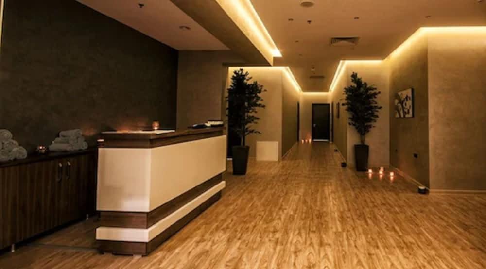فندق مارغي أديرني المظهر الخارجي الصورة Interior of a spa