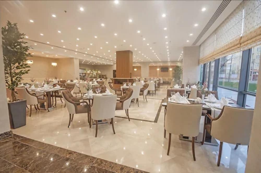 فندق مارغي أديرني المظهر الخارجي الصورة Restaurant