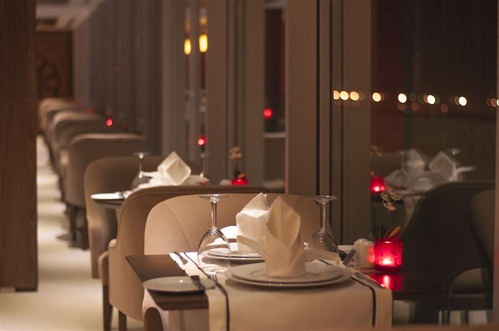 فندق مارغي أديرني المظهر الخارجي الصورة The interior of the restaurant