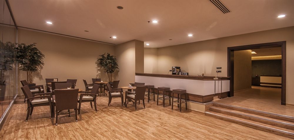 فندق مارغي أديرني المظهر الخارجي الصورة The lounge at the airport