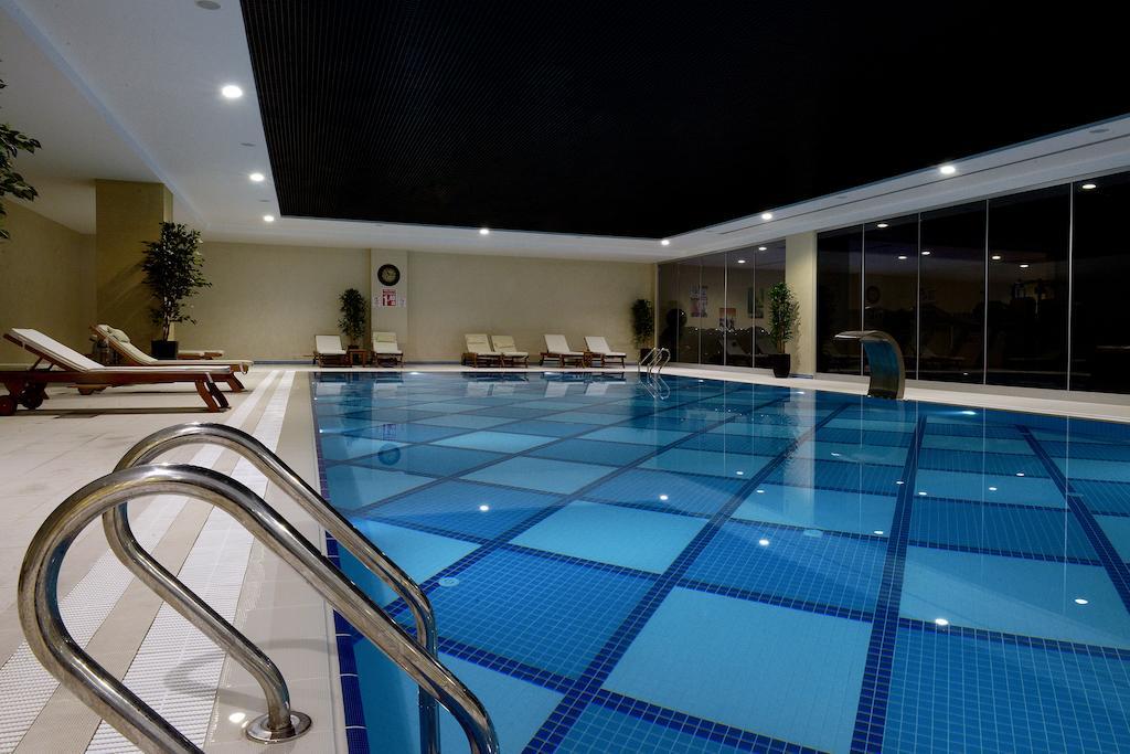 فندق مارغي أديرني المظهر الخارجي الصورة Indoor pool