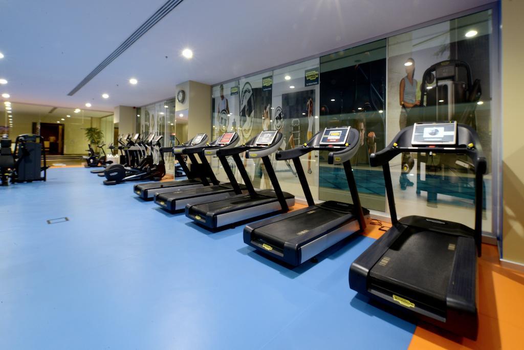 فندق مارغي أديرني المظهر الخارجي الصورة A row of treadmills