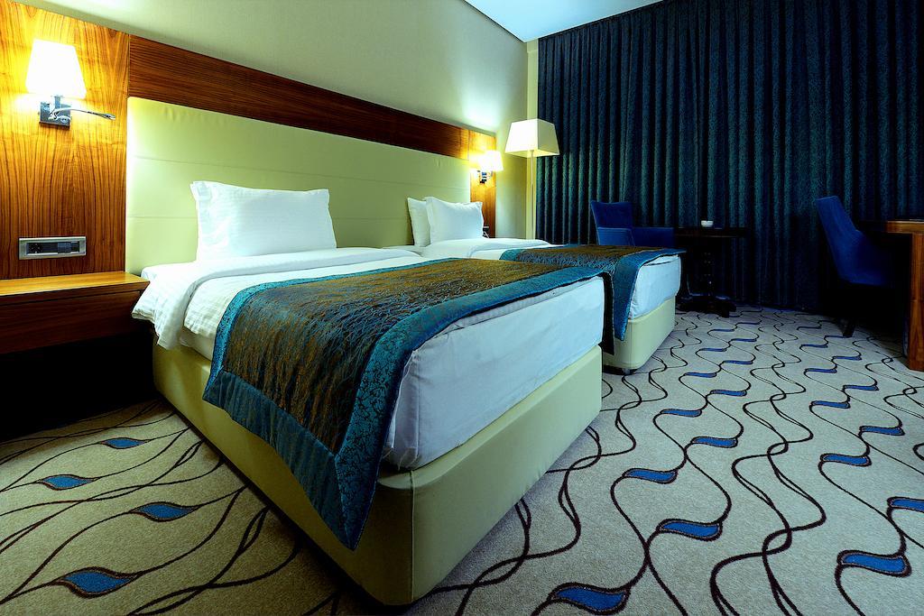 فندق مارغي أديرني المظهر الخارجي الصورة A room at the hotel