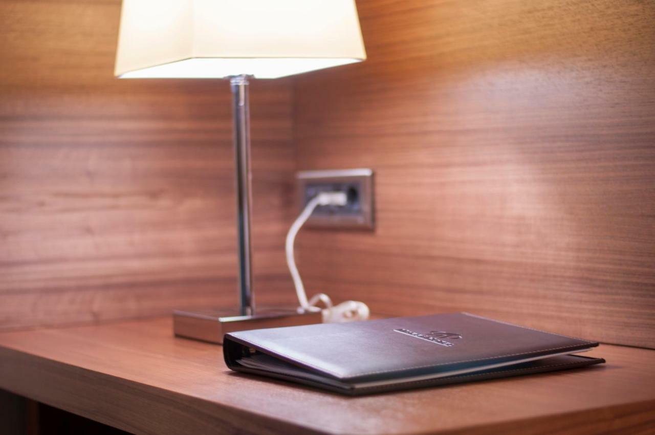 فندق مارغي أديرني المظهر الخارجي الصورة A lamp plugged into a wall socket