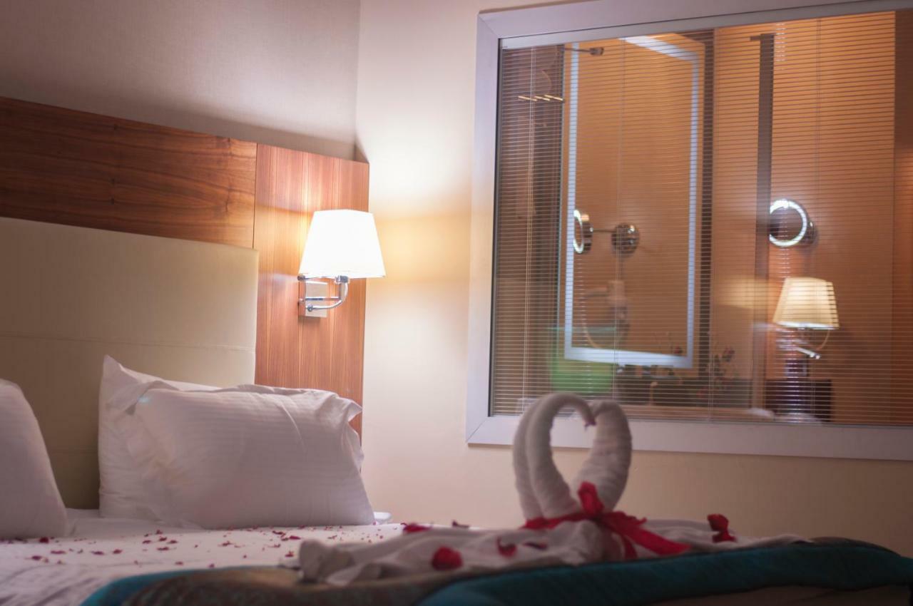 فندق مارغي أديرني المظهر الخارجي الصورة A room at the hotel