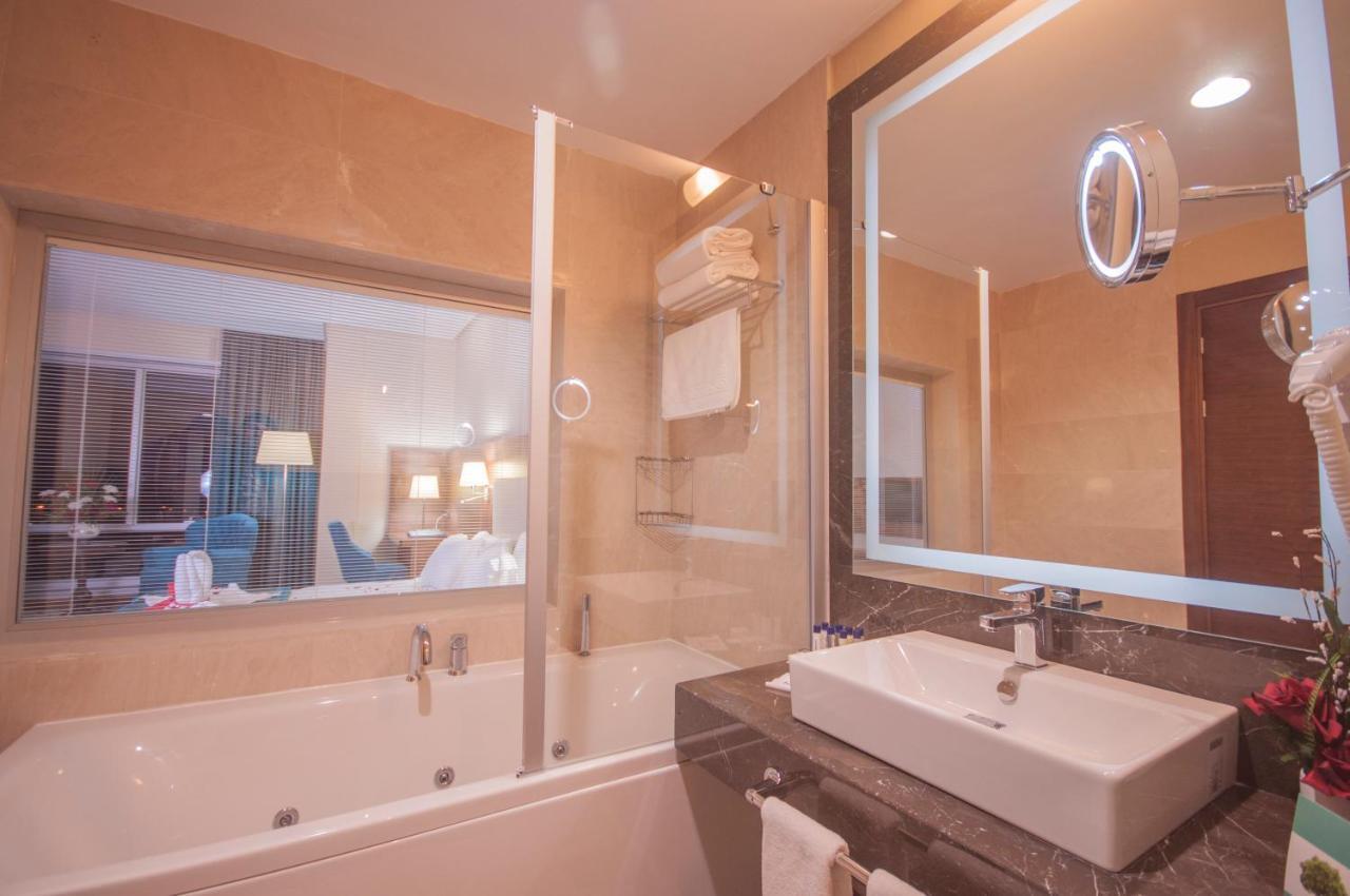 فندق مارغي أديرني الغرفة الصورة A bathroom in a hotel